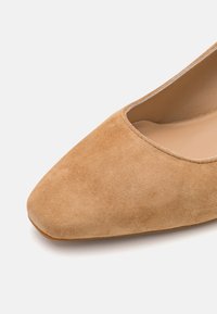 Lauren Ralph Lauren Klasické lodičky - camel