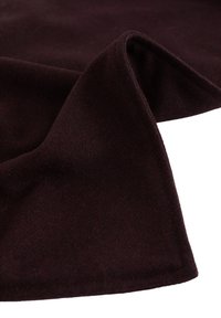 Bordo audinys su minkšta, tekstūruota paviršiumi, švelniai drapiruotas. Pasižymi lygiu, tolygiu audiniu ir subtilia blizgesiu, kuris sukuria spalvos gylį.