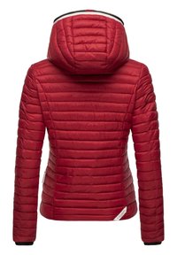 Röd vadderad jacka med huva, med horisontella quiltade sektioner, elastiska manschetter och en logotagg vid fållen. Slätt, lätt tyg.