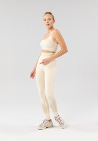 Even&Odd active - SEAMLESS SPORTS BRA - Vidutiniškai krūtinę prilaikanti sportinė liemenėlė - beige Miniatiūros vaizdas 1