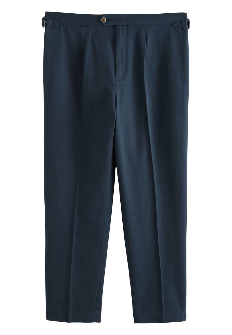 Pantalon bleu marine en tissu léger, présentant une coupe droite, des plis avant et une ceinture ajustable avec des accents métalliques.