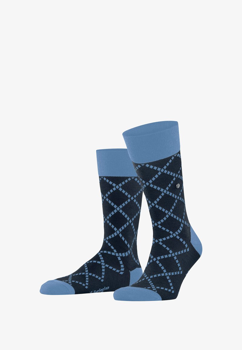 Blaue Socken mit Argyle-Muster, dunkelblauem Körper, solidem blauen Bündchen und Zehen. Hergestellt aus weichem Material, mit einem Logo an der Seite.