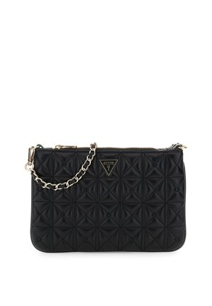 Schwarze gestepptes Guess-Clutch mit goldener Kettenriemen, goldenem Reißverschluss und dreieckigem Guess-Logo in der Mitte vorne.