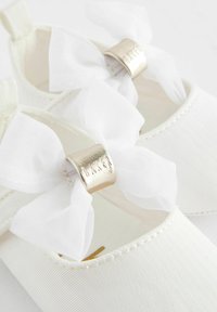 Baker by Ted Baker PADDERS WITH ORGANZA BOW - Încălțăminte bebeluși - ivory