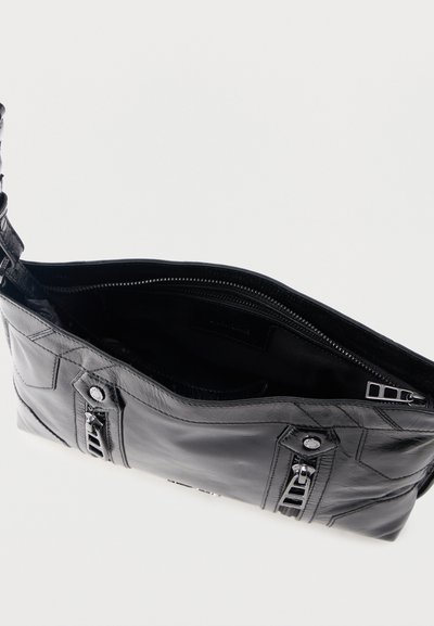 Sac bandoulière en cuir noir avec fermeture éclair et détails de boucle en argent, présenté ouvert pour révéler un intérieur spacieux.