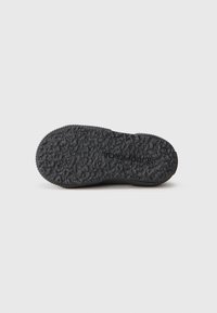 Talpă de cauciuc neagră cu suprafață texturată, având un model de profil pentru aderență și un nume de marcă embosat. Formă rotunjită, design flexibil.