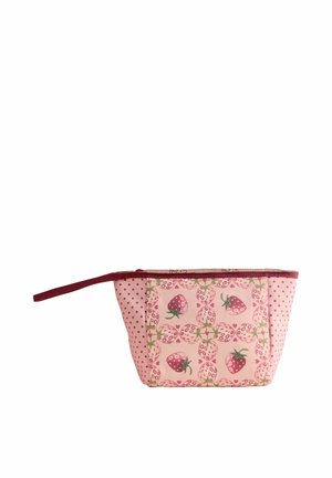 Różowa kosmetyczka z bordowym zamkiem i paskiem, ozdobiona wzorami truskawek i małymi grochami po bokach.