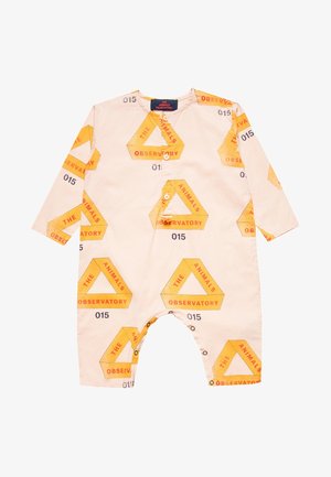 Kremowy kombinezon z tkaniny z żółtymi wzorami trójkątów oraz napisami "THE OBSERVATORY" i "015". Długie rękawy i zapięcie na zatrzaski na dole.