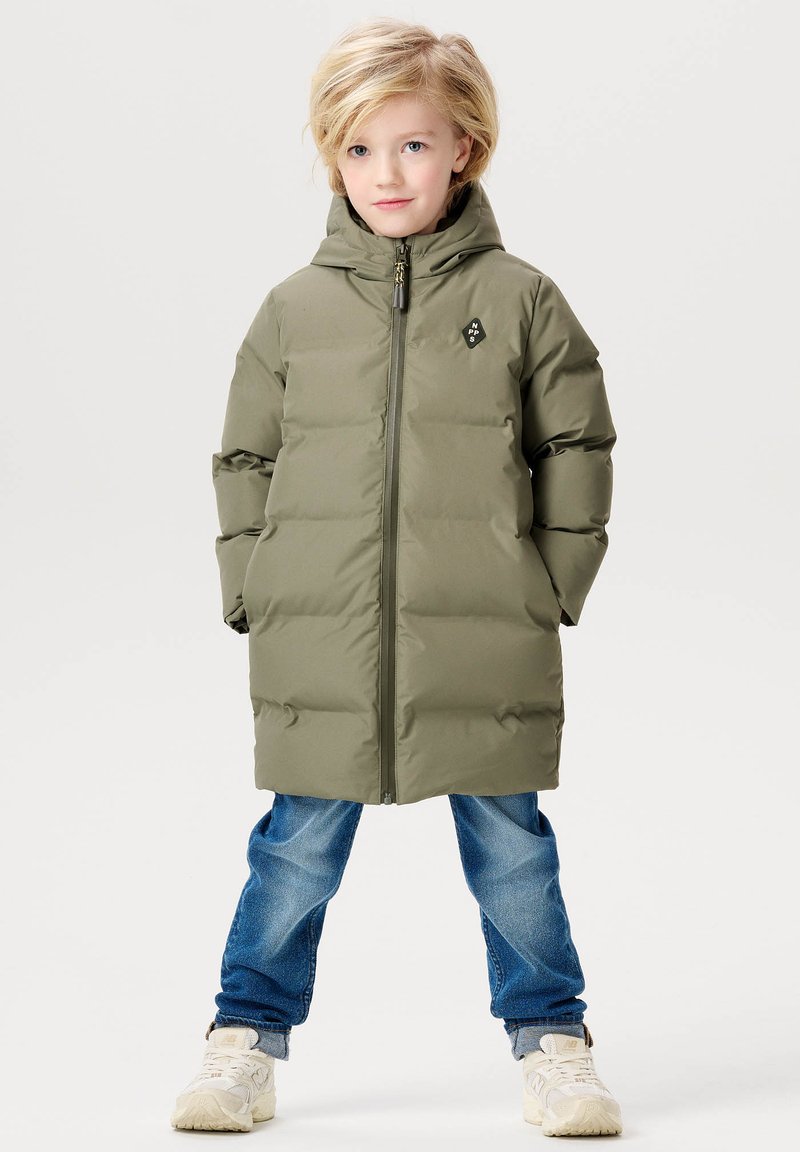 Olivgrüne Pufferjacke mit Reißverschluss, Kapuze und Logopatch, getragen über blauen Jeans und weißen Sneakers. Weicher, gesteppten Textur.