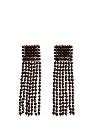 Paire de longues boucles d'oreilles rouges foncées perlées avec des dessus carrés et plusieurs brins pendants sur fond blanc.