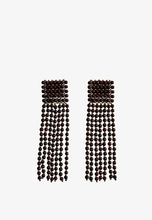 Paire de longues boucles d'oreilles rouges foncées perlées avec des dessus carrés et plusieurs brins pendants sur fond blanc.