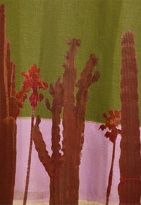 Tekstylia z zielonym tłem z abstrakcyjnymi kształtami kaktusów w odcieniu rudobrązowym, prezentujące różnorodne faktury i warstwowe kolory.