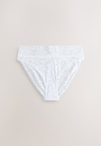 Sous-vêtements bikini pour femmes en dentelle blanche avec motif floral et bords festonnés sur un fond neutre.