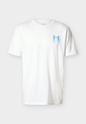 Camiseta blanca de manga corta con cuello redondo y pequeño logo azul de Under Armour en el pecho izquierdo.