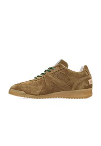 Sneaker in suede marrone con lacci verdi, caratterizzati da un profilo basso, una parte superiore testurizzata e una suola in gomma. Dettaglio del marchio sul tallone.