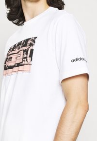 adidas Originals T-shirt med print - white