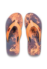 Orange flip-flops med en tekstureret overflade og flamme-lignende mønstre på fodsengen; stofstropper med sorte accenter.