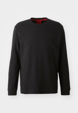 Czarna koszula z długim rękawem wykonana z teksturowanego materiału o prążkowanym wzorze. Posiada okrągły dekolt i subtelne logo z przodu.