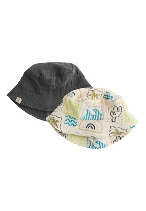 Due cappelli a secchiello: uno grigio scuro con tessuto strutturato e uno bianco con motivi colorati a tema spiaggia in blu, verde e accenti neri.