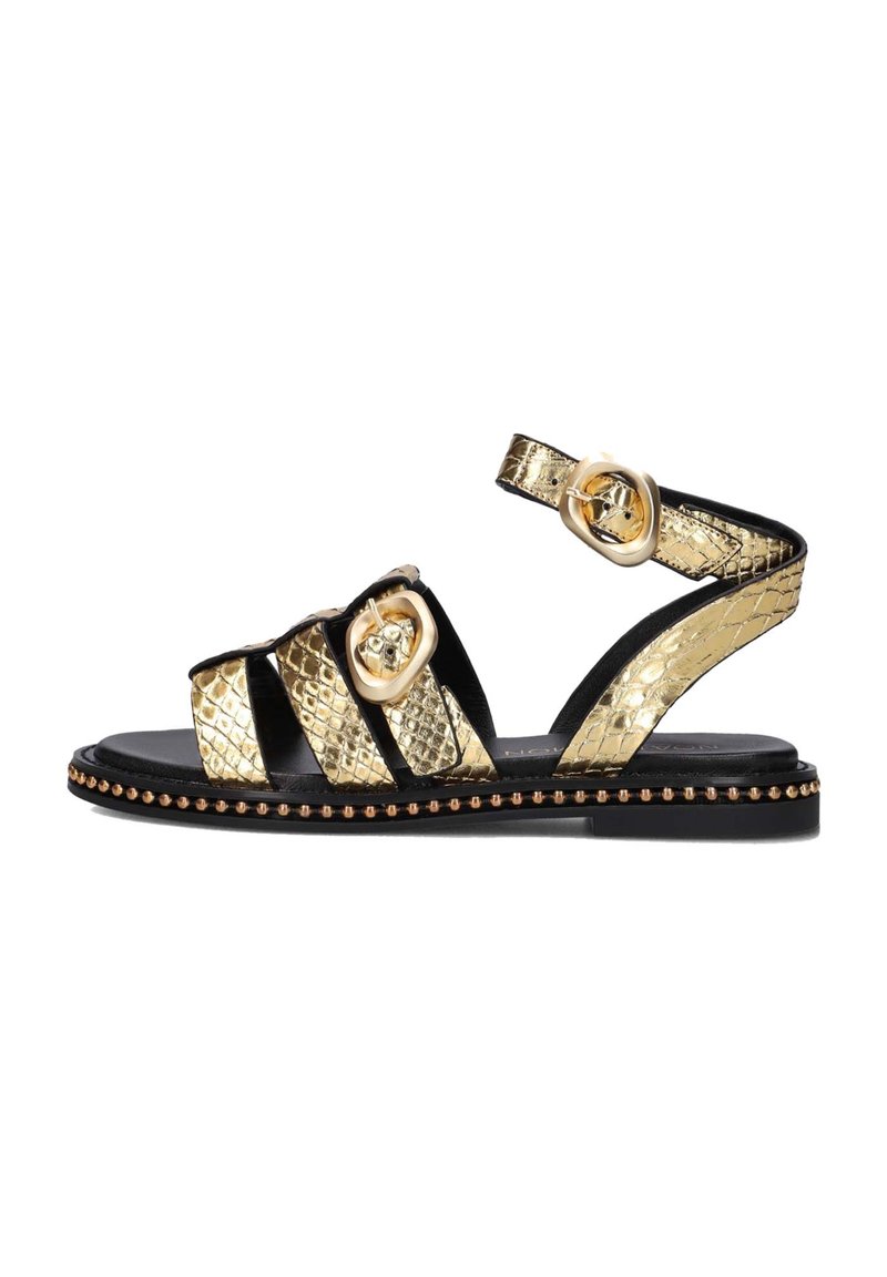 Zwarte en gouden sandalen met een reptieltextuur bovenkant, drie banden, een gespsluiting en een platte zool versierd met ronde studs.