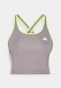 Sivi atletski top s križno postavljenim limetasto zelenim trakama, s bijelim Adidas logom i elegantnim, prilagođenim dizajnom. Glatka tekstura.