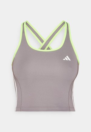 Harmaa urheilullinen tank top, jossa on ristikkäiset limenvihreät hihnat, valkoisella Adidas-logolla ja sulavalinjaisella, istuvalla muotoilulla. Sileä tekstuuri.