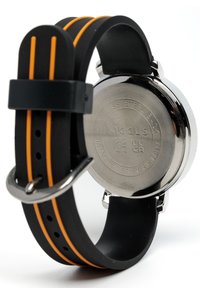 Bracelet de montre en caoutchouc noir avec des accents orange, fond circulaire en acier inoxydable et caractéristique étanche. Design simple et boucle ajustable.