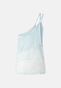 Camisola azzurro chiaro con spalline regolabili, caratterizzata da pizzo a strati e un tessuto liscio con un pannello testurizzato su un lato.