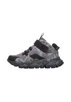 Scarpe da trekking nere e grigie con tomaia impermeabile, colletto in neoprene, suola macchiata e cinturino a strappo per una vestibilità sicura.