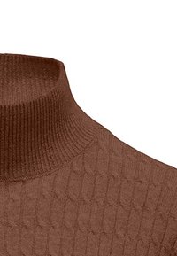 Brauner Strickrollkragenpullover mit strukturiertem Kabelmuster und geripptem Kragen, der Wärme und Komfort betont.
