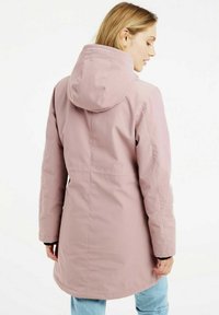 Parka imperméable rose clair avec une capuche, des manches longues et un ourlet arrondi. Possède une texture lisse et des poches latérales.