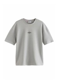 T-shirt à manches courtes rayé gris avec un col rond et un petit détail textuel imprimé sur le devant. Fabriqué en tissu doux et léger.