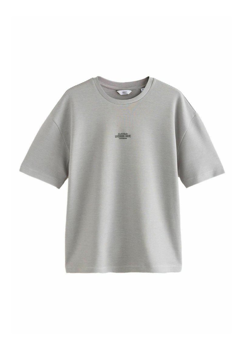 T-shirt à manches courtes rayé gris avec un col rond et un petit détail textuel imprimé sur le devant. Fabriqué en tissu doux et léger.