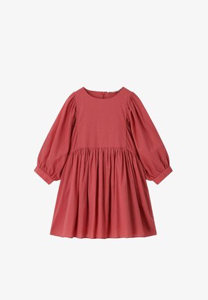 Robe rouge longueur genou avec manches longues bouffantes, taille froncée et encolure ronde, en tissu léger.