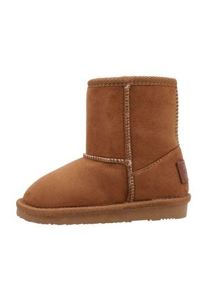 Botín de ante marrón con suela gruesa y costuras visibles, diseñado para ofrecer calidez y comodidad.