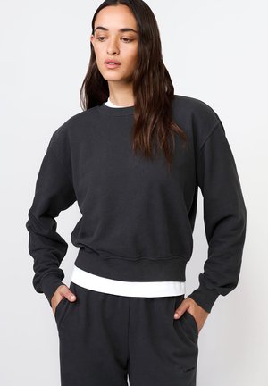 - Bluza