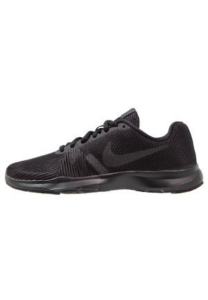 Scarpe sportive nere realizzate in materiale a rete traspirante, caratterizzate da un design testurizzato, punta arrotondata e una suola a profilo basso con un leggero tacco.
