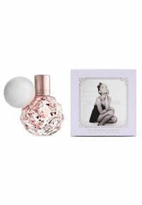 Vaaleanpunainen kristallimainen parfumipullo, jossa on pörröinen valkoinen pom-pom -korkki; laventelinvärinen laatikko, jossa on mustavalkoinen kuva ja yksityiskohtaista tekstiä. 3,4 fl oz.