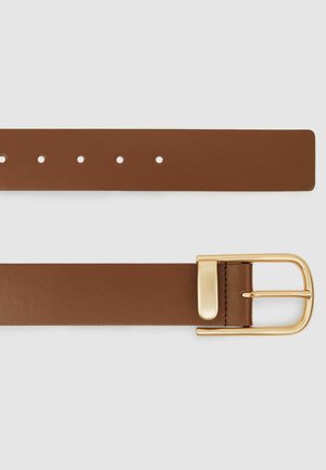 Brun læderbælte med en glat tekstur, der har en guldfarvet metalspænde og fem justeringshuller langs længden.