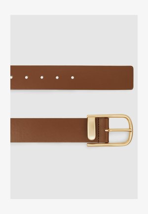 Brun læderbælte med en glat tekstur, der har en guldfarvet metalspænde og fem justeringshuller langs længden.