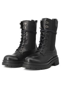 Stivali da combattimento neri in pelle con lacci, occhielli in metallo e suola imbottita con finitura testurizzata e supporto alla caviglia rinforzato.