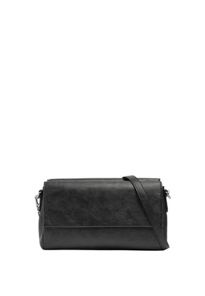 Czarna prostokątna skórzana torebka na ramię z przednią klapą i regulowanym paskiem na tle białego tła.