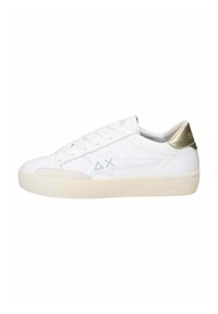 Weiße Leder-Sneaker mit einer glatten Oberfläche, versehen mit einem dezenten Sternlogo, flachen weißen Schnürsenkeln und einem goldenen Akzent an der Ferse. Runde Zehenform.
