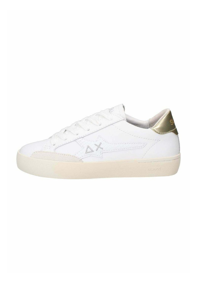 Weiße Leder-Sneaker mit einer glatten Oberfläche, versehen mit einem dezenten Sternlogo, flachen weißen Schnürsenkeln und einem goldenen Akzent an der Ferse. Runde Zehenform.