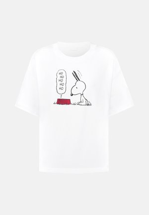 Weißes T-Shirt mit einem Cartoon-Hund, der Rentiergeweihe trägt und auf eine rote Futterschüssel schaut, mit dem Text "HO HO HO HO" darüber.