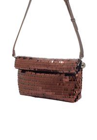 Brązowa torebka na ramię z cekinami, z klapką zapinającą, o prostokątnym kształcie i gładkim paskiem. Pokryta błyszczącymi, refleksyjnymi cekinami.