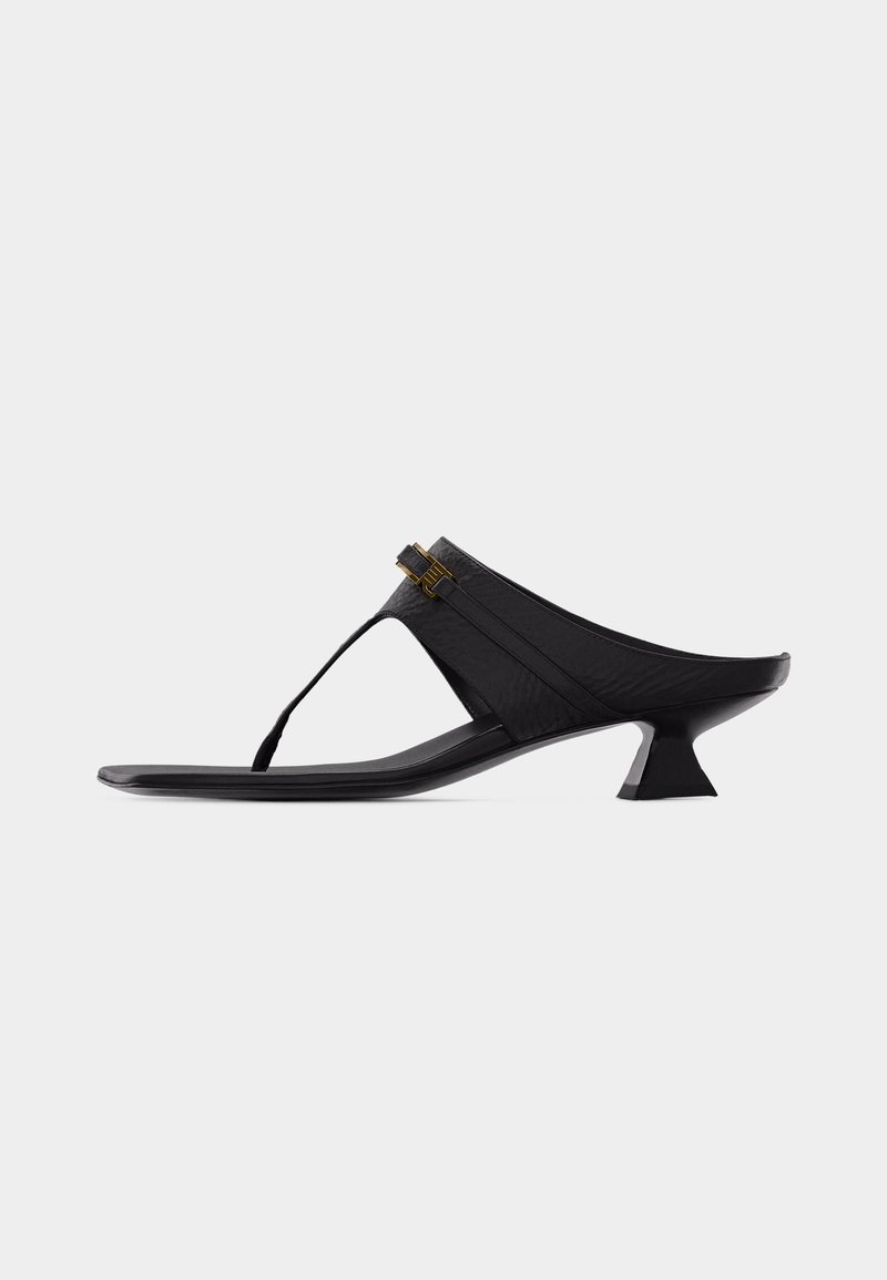 Μαύρο δερμάτινο σανδάλι τακουνιού με λουράκι τύπου thong, τετράγωνη μύτη, μεσαίου ύψους φαρδύ τακούνι και λεπτομέρεια με χρυσό τοκά στο λουρί.