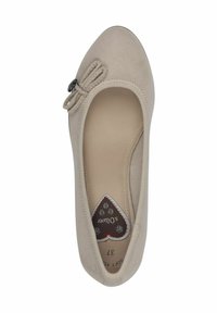 Ballerine beige realizzate in morbido camoscio. Caratterizzate da una punta arrotondata, un fiocco decorativo con un accento metallico e una soletta imbottita.