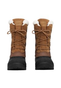 Nepromokavé zimní boty mají svrchní část z hnědé surové kůže s nadýchanou bílou podšívkou, hnědými koženými akcenty a černou gumovou podrážkou s dezénem.