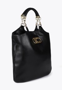 Černá kožená taška přes rameno s hladkým povrchem, zaoblenými ušima, zlatými kovovými doplňky a výrazným logem na přední straně.
